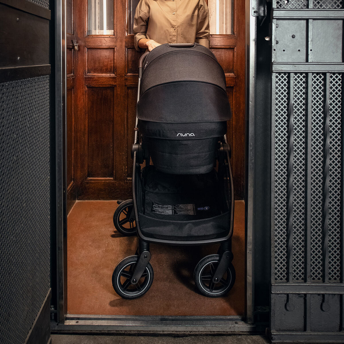 Nuna® Otroški voziček Swiv™ Caviar Nuna
