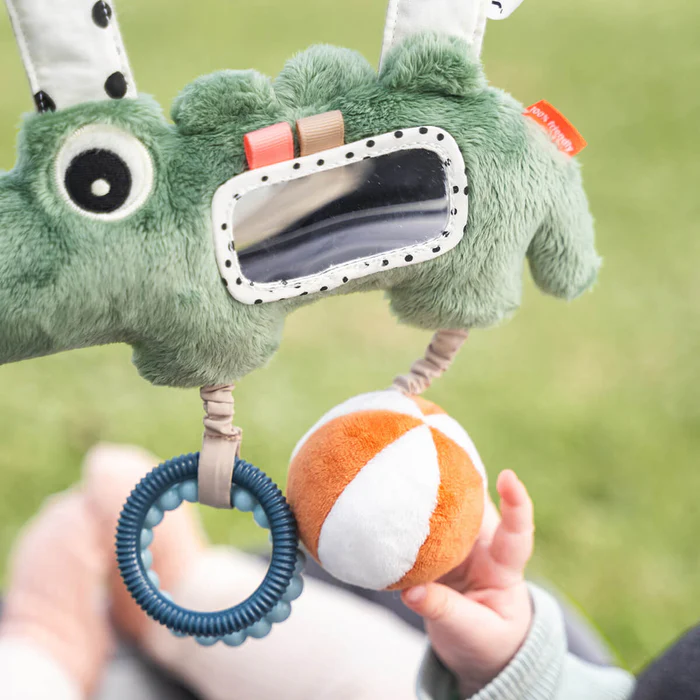 Done by Deer® Viseča aktivnostna igrača Croco Green Done by Deer