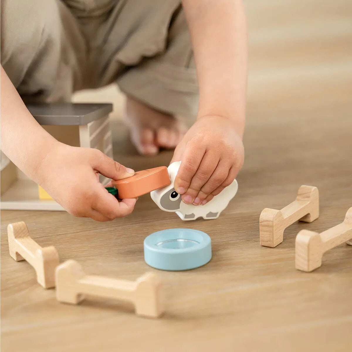 Done by Deer® Leseni hlevček Sheepy Done by Deer