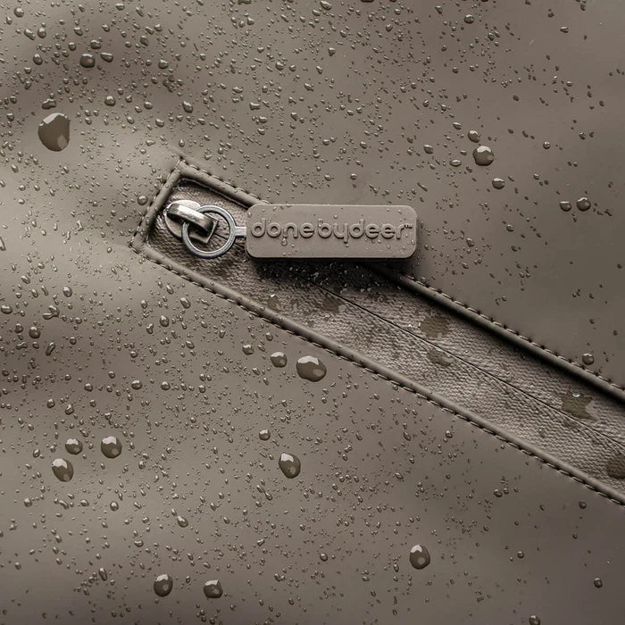 Done by Deer® Previjalni nahrbtnik Taupe Done by Deer