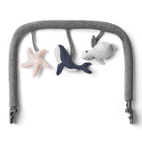 Ergobaby® Evolve Lok con giocattoli Ocean Wonders Charcoal Grey
