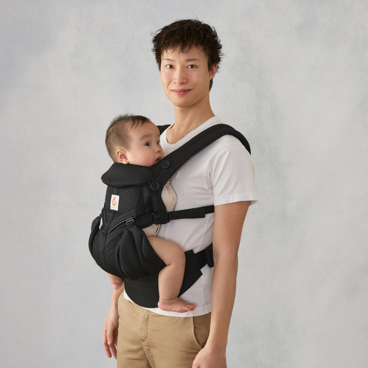 Ergonomska nosilka za dojenčka Ergobaby Omni Classic Mesh v črni barvi