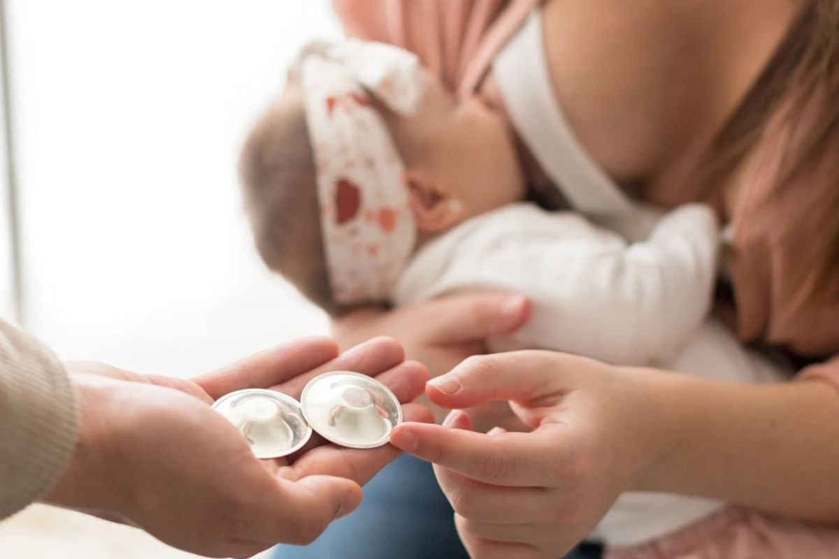 Srebrni pokrovčki za bradavice: kdaj pomagajo pri dojenju?