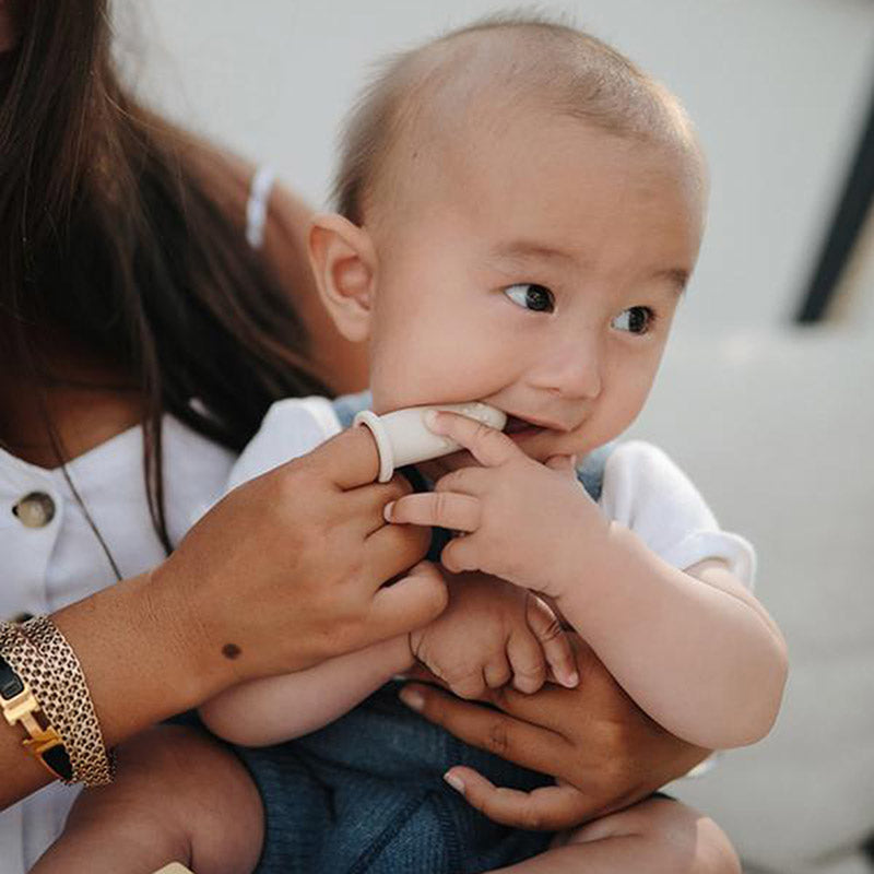 Mushie® Zobna ščetka za na prst Clay/Shifting Sand Mushie