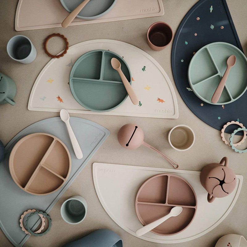 Mushie® Set dveh silikonskih žličk Cambridge Blue/Shifting Sand Mushie