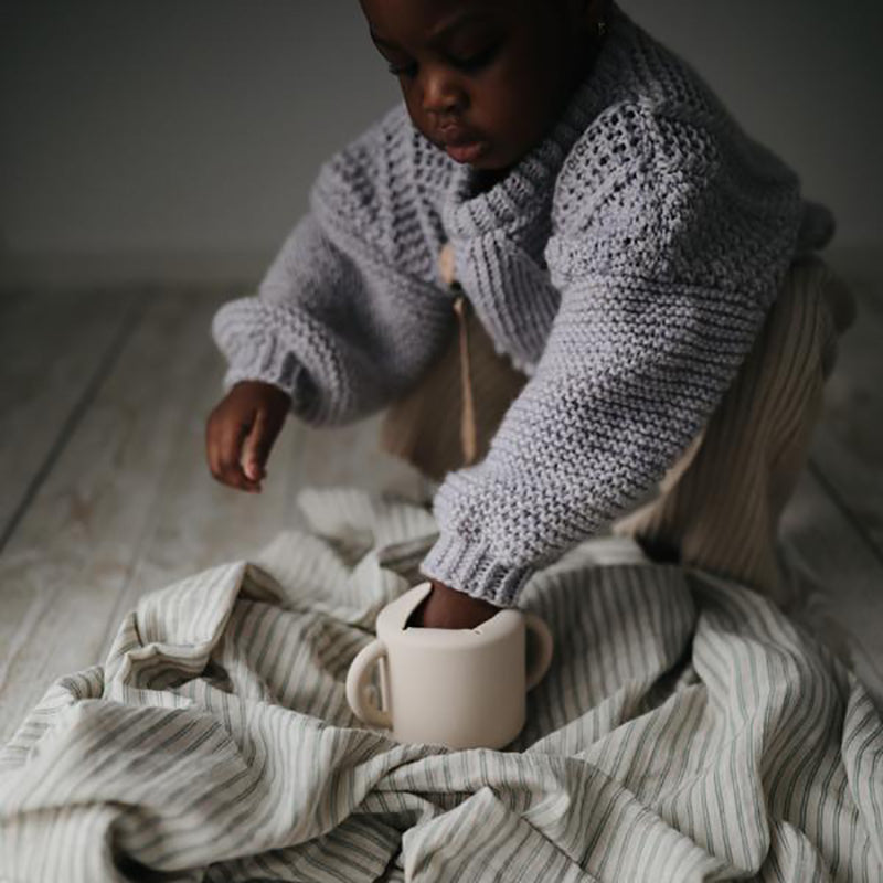 Mushie® Silikonska posodica za prigrizke Cambridge Blue Mushie