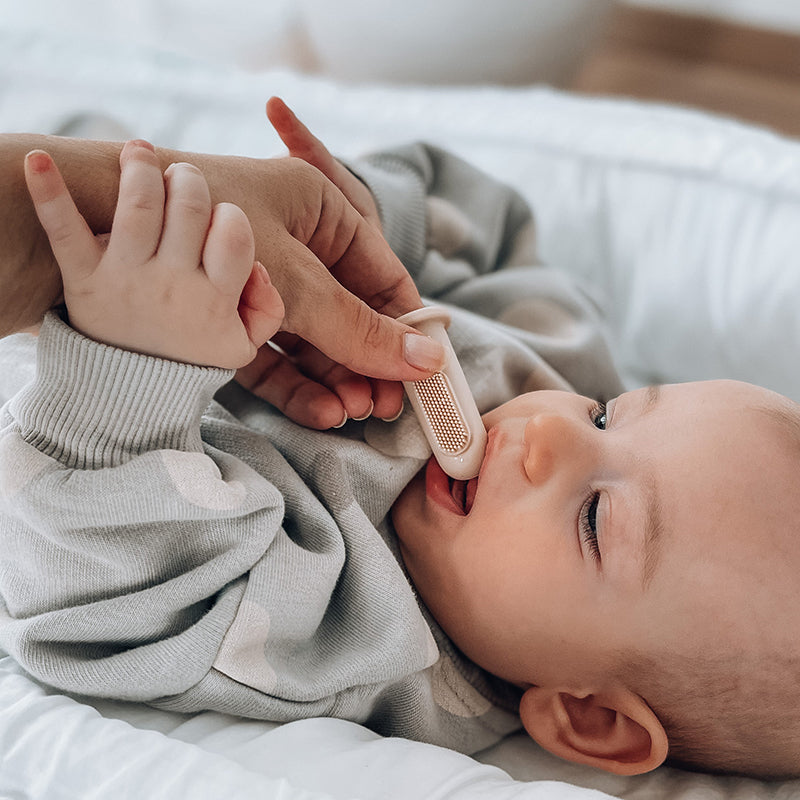 Mushie® Zobna ščetka za na prst Clay/Shifting Sand Mushie