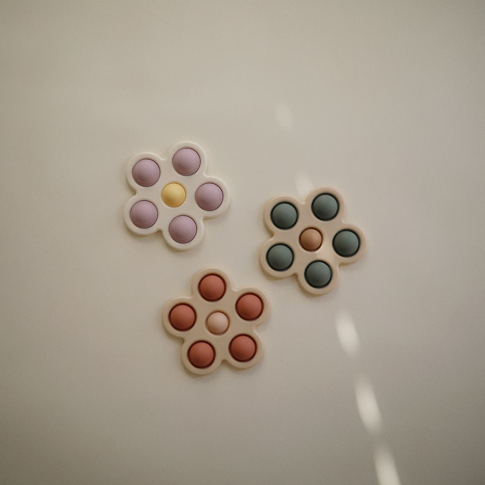 Mushie® Otroška igrača POP-IT Flower Dried Thyme/Natural/Shifting Sand Mushie