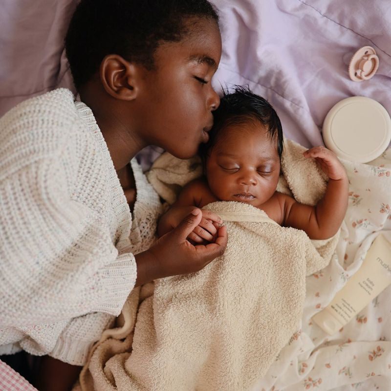 Mushie® Brisača s kapuco Fog Mushie