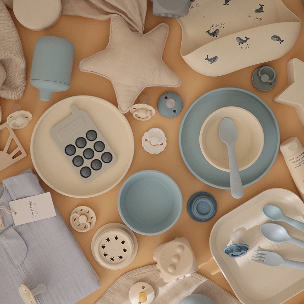 Mushie® Silikonski krožnik z vakumskim dnom Cambridge Blue Mushie