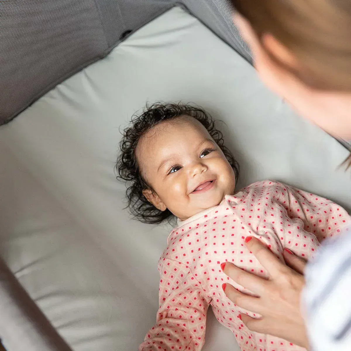 Joie® Bedside crib & travel cot Kubbie™ Sleep Foggy Grey | Evitas