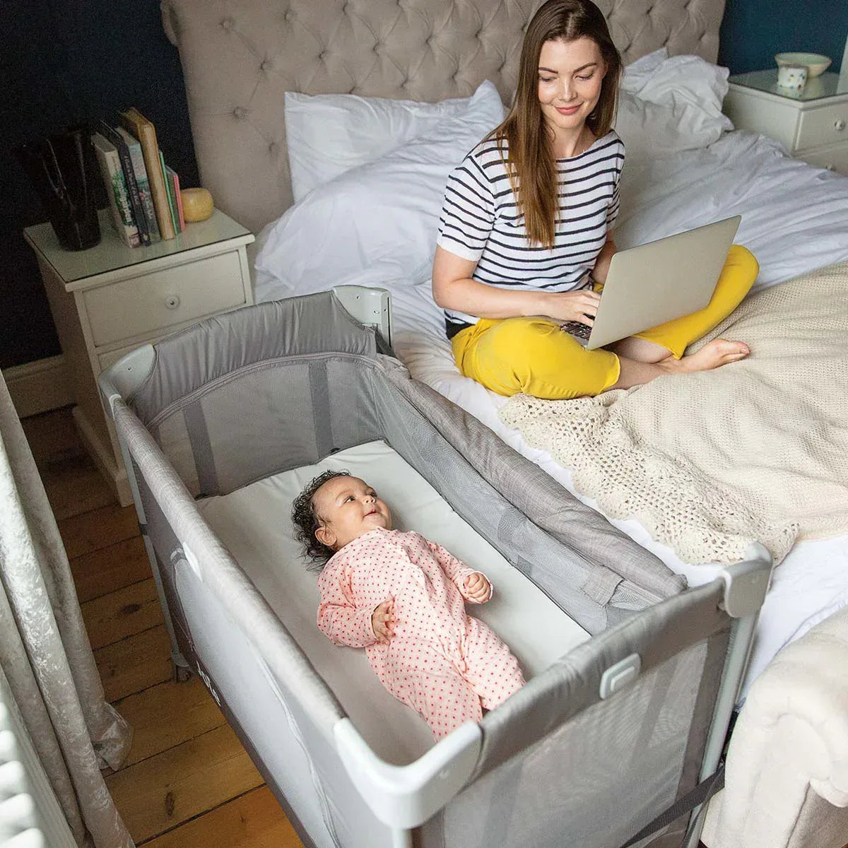 Joie 折りたたみベビーベッド グレー　/ Joie Folding Crib Joie® Bedside crib & travel cot Kubbie™ Sleep Foggy Grey | Evitas