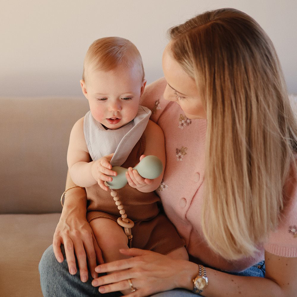 Mushie® Silikonska ropotuljica Cambridge Blue Mushie