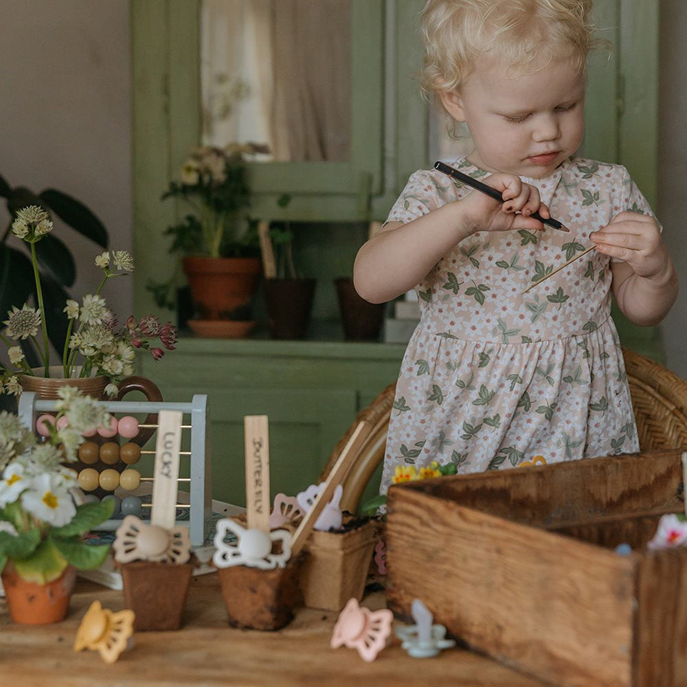 Frigg® Anatomska Duda iz silikona Butterfly Silky Satin/Cream (6-18m) FRIGG