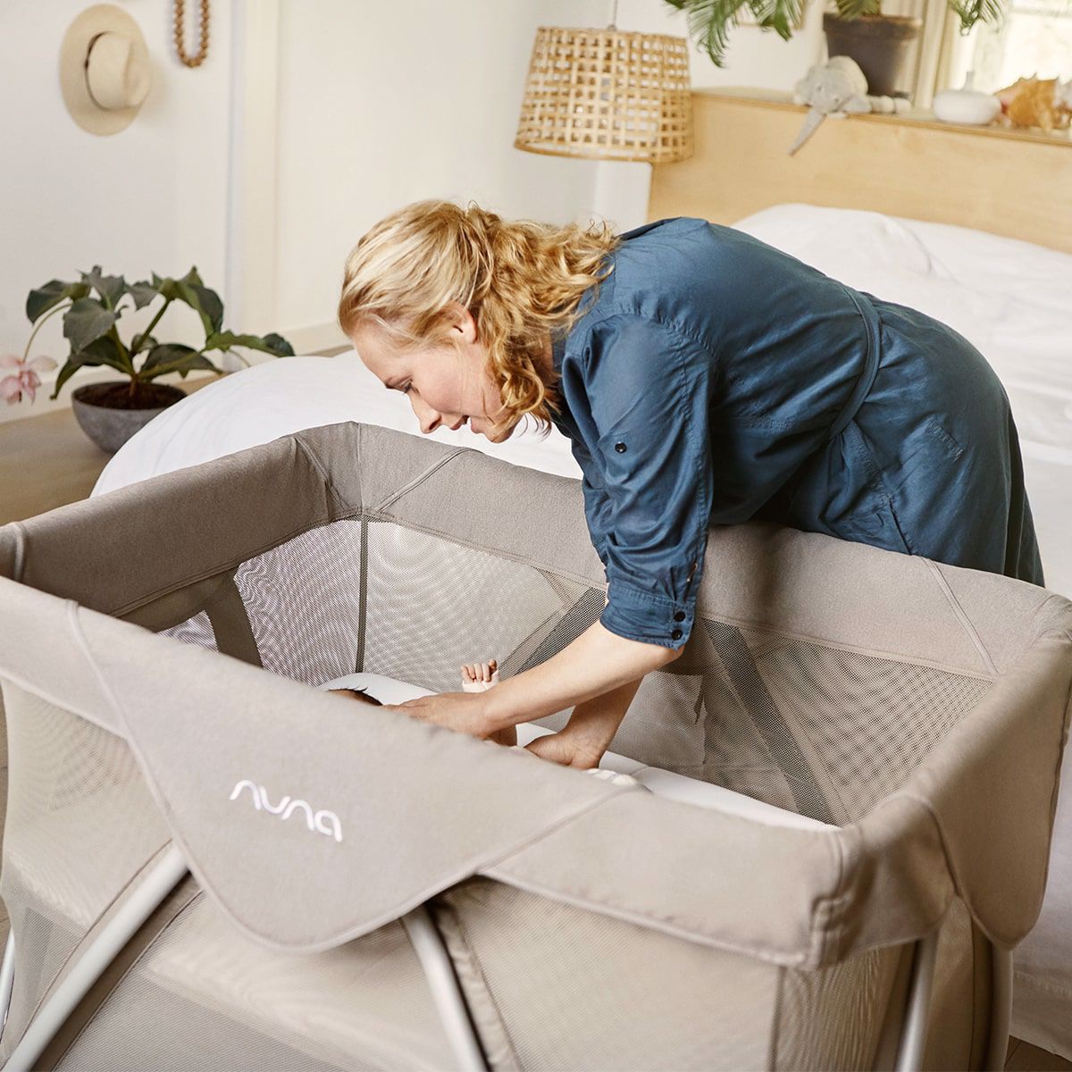 Nuna® Prenosna posteljica Sena™ Aire + rjuha Charcoal Nuna