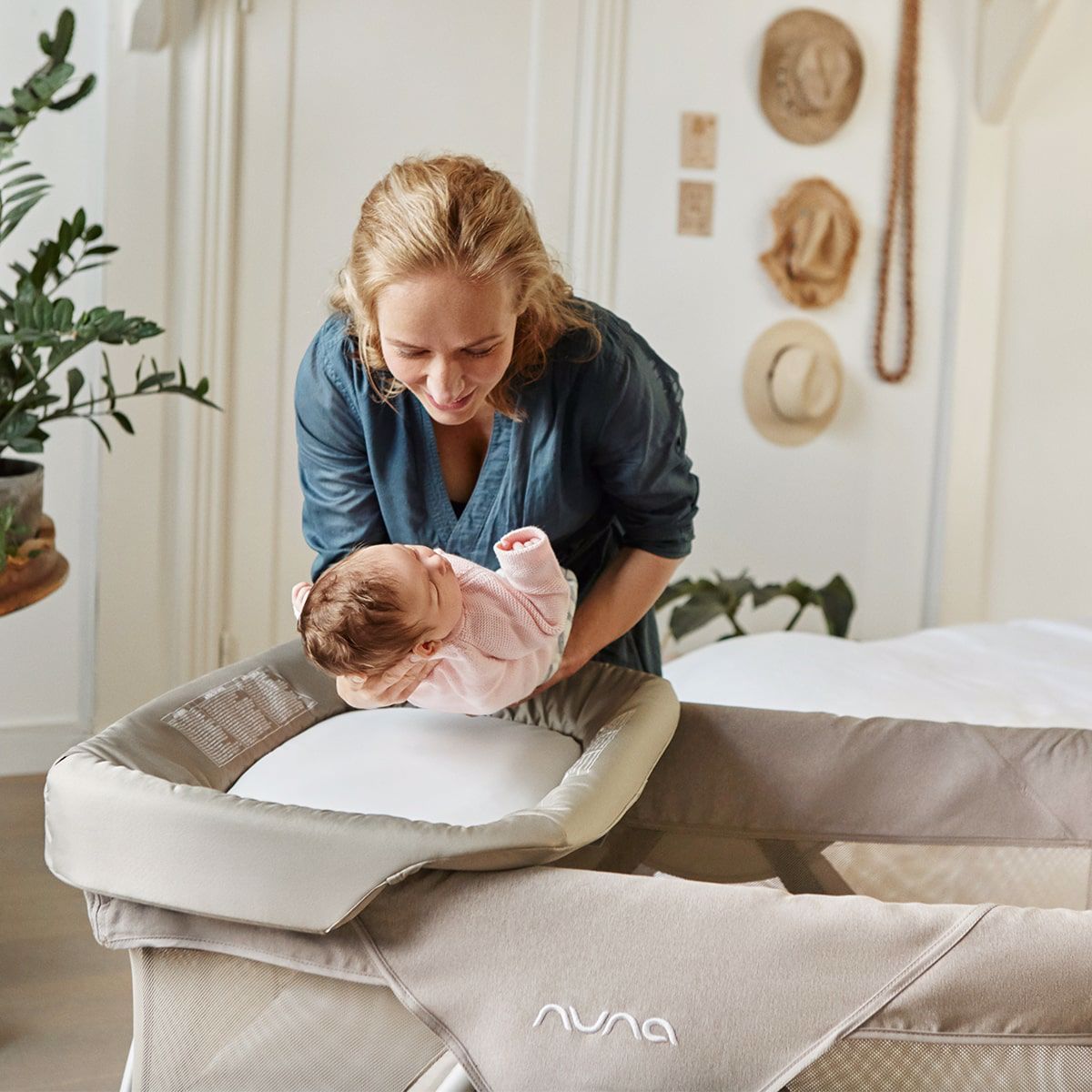 Nuna® Prenosna posteljica Sena™ Aire + rjuha Charcoal Nuna