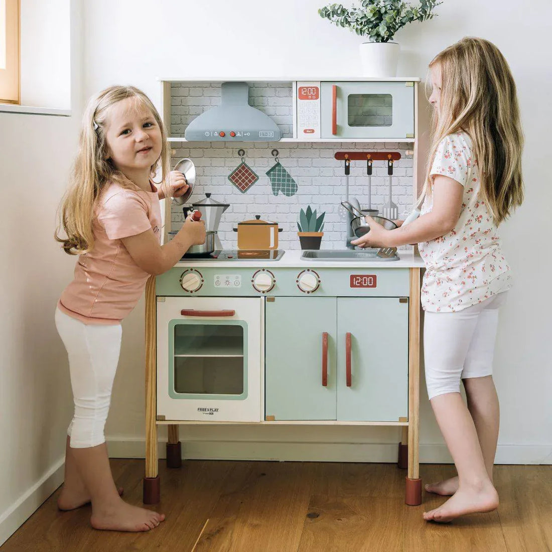 Free2Play® Lesena kuhinja Mini Chef z dodatki Free2Play