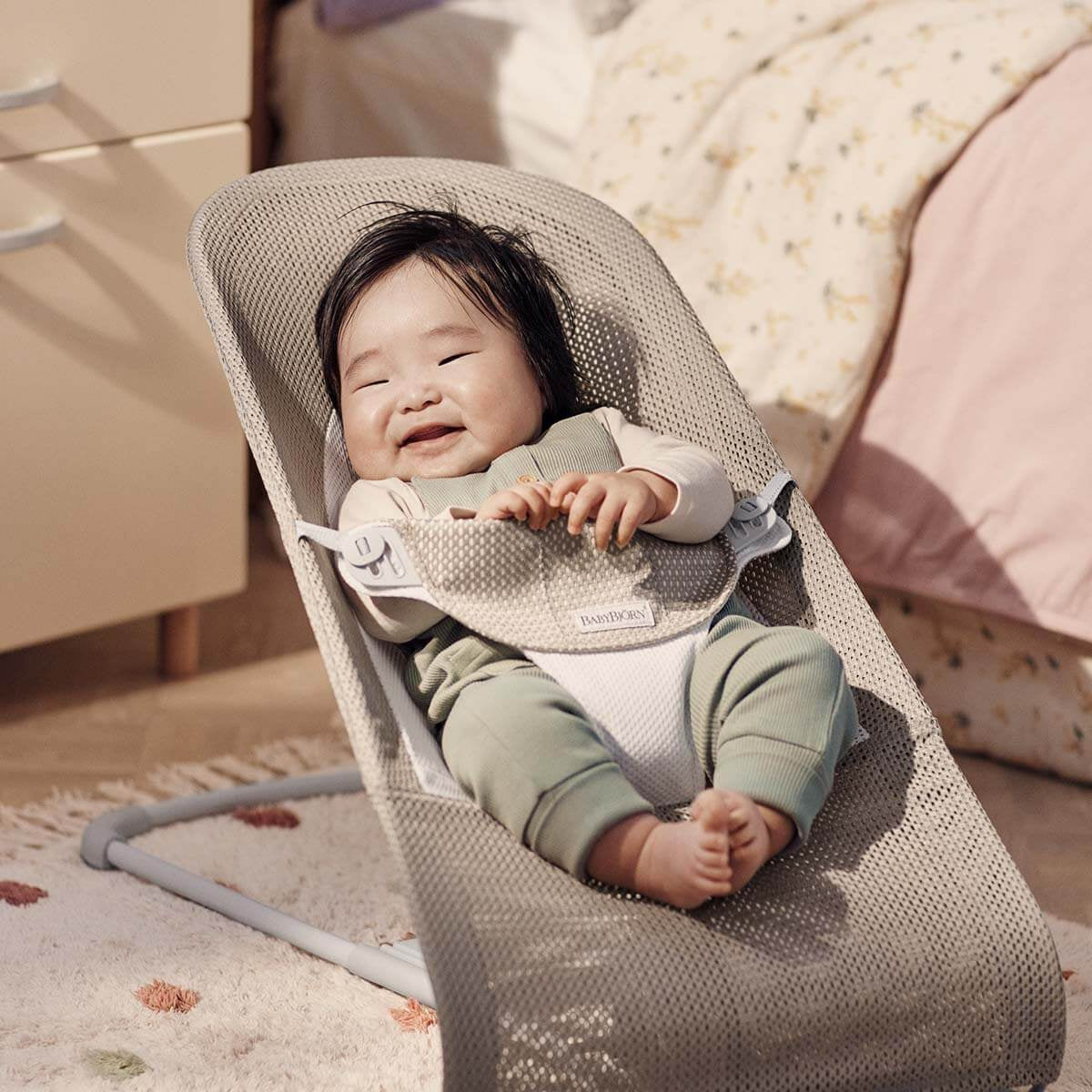 BabyBjörn® Gugalnik Balance Soft Mesh Grey Beige/White BabyBjörn