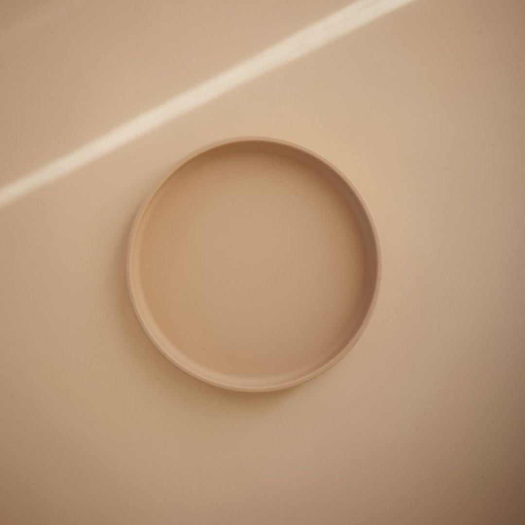 Mushie® Silikonski krožnik z vakumskim dnom Shifting Sand Mushie