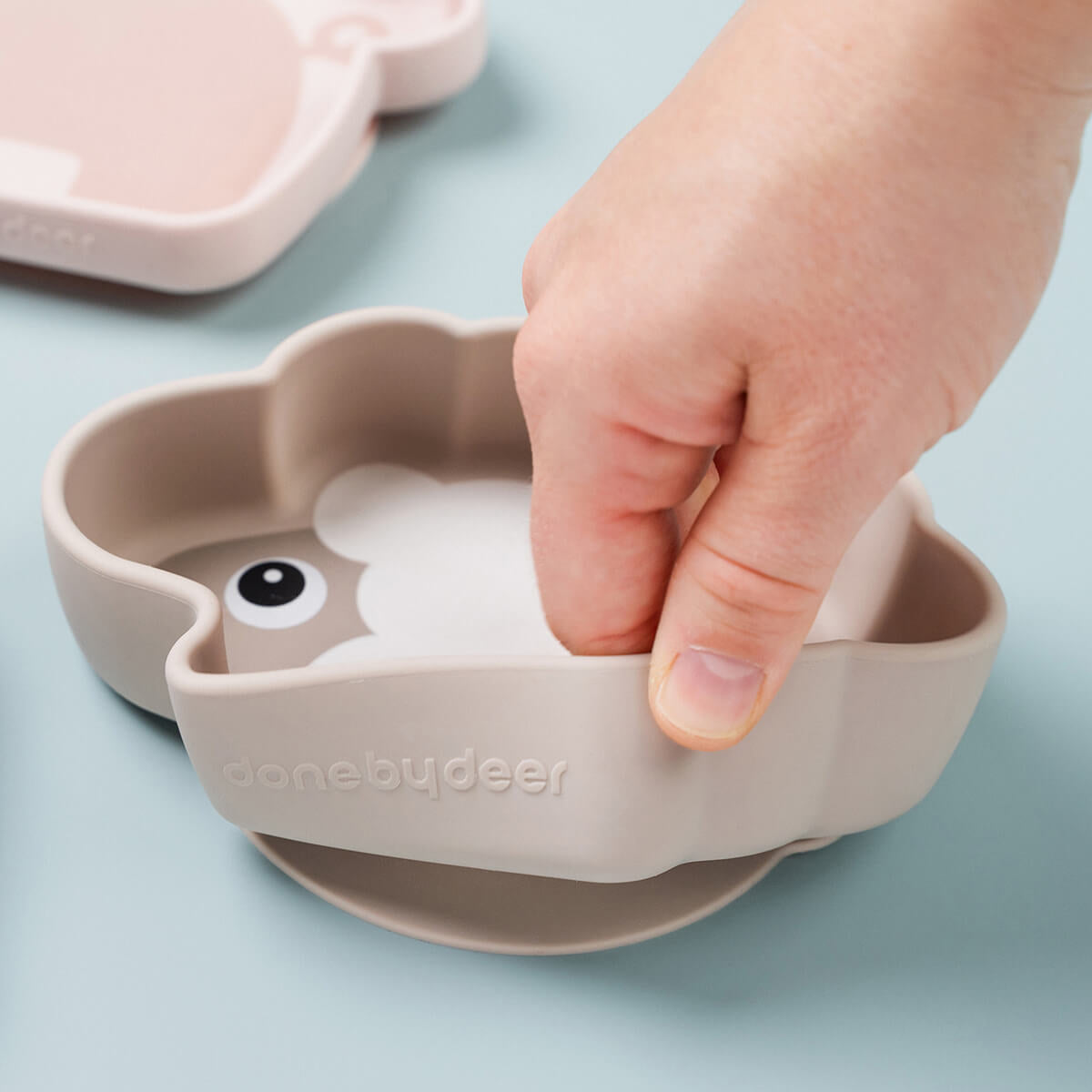 Done by Deer® Silikonska skledica Stick&Stay Sheepy Sand Done by Deer