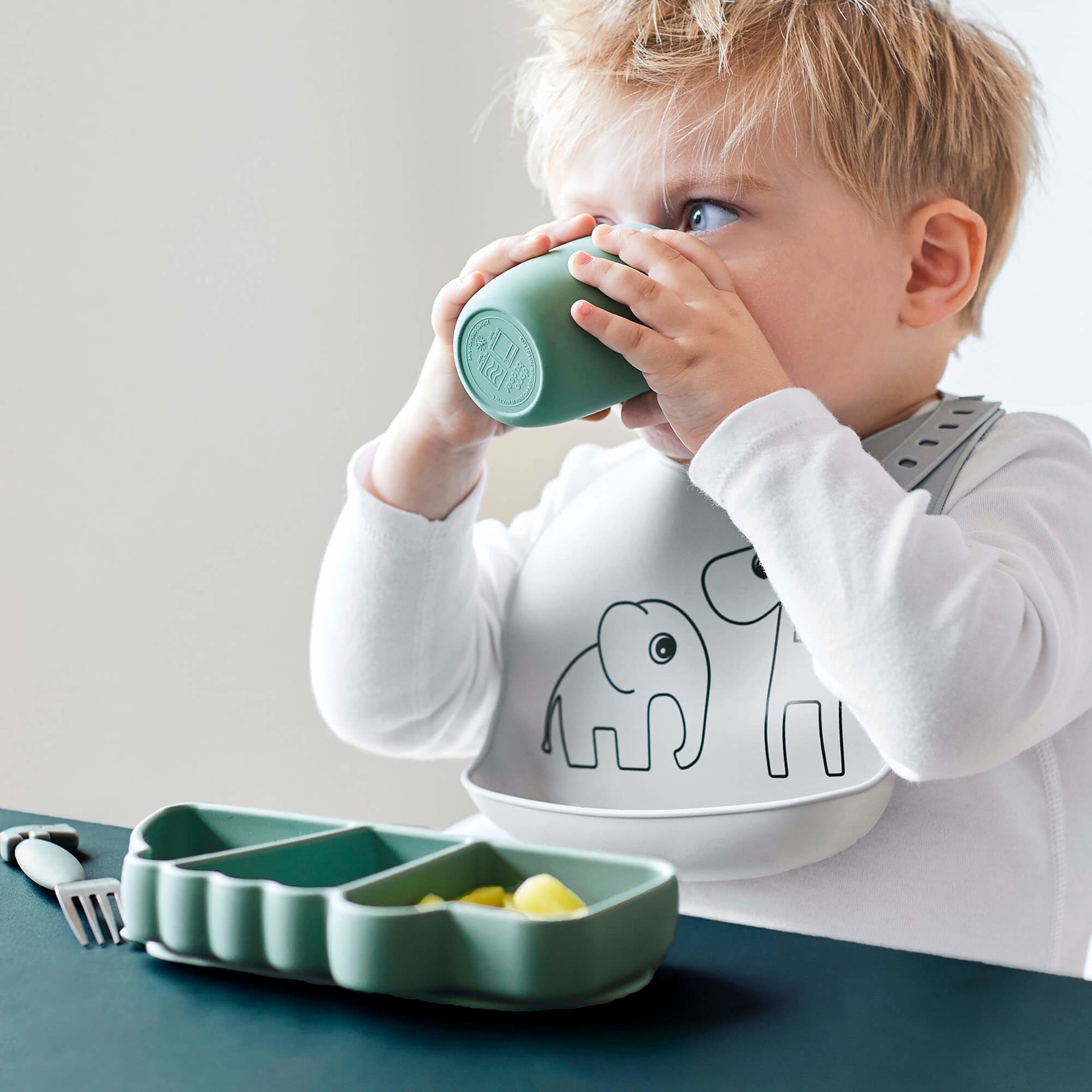 Done by Deer® Silikonski krožnik z vakumskim dnom Croco Green Done by Deer