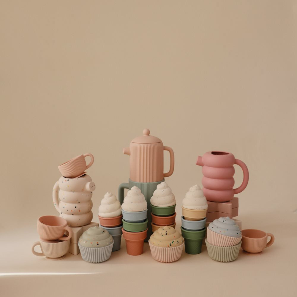 Mushie® Zalivalka iz silikona Peony Mushie