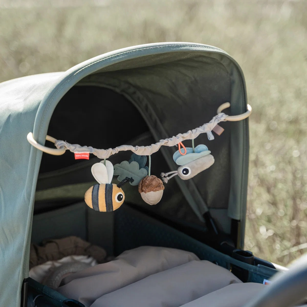 Done by Deer® Giocattolo per passeggino Tiny trails Sand – slika 6