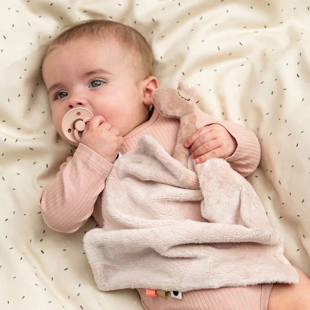 Done by Deer® Ninica s priponko za dudo prijateljica Raffi Powder Done by Deer