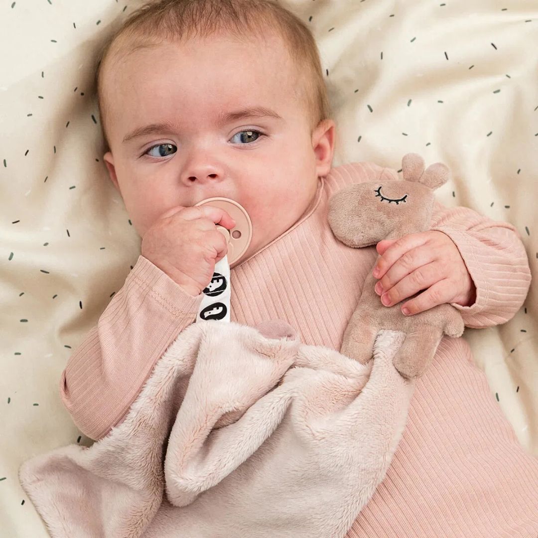 Done by Deer® Ninica s priponko za dudo prijateljica Raffi Powder Done by Deer