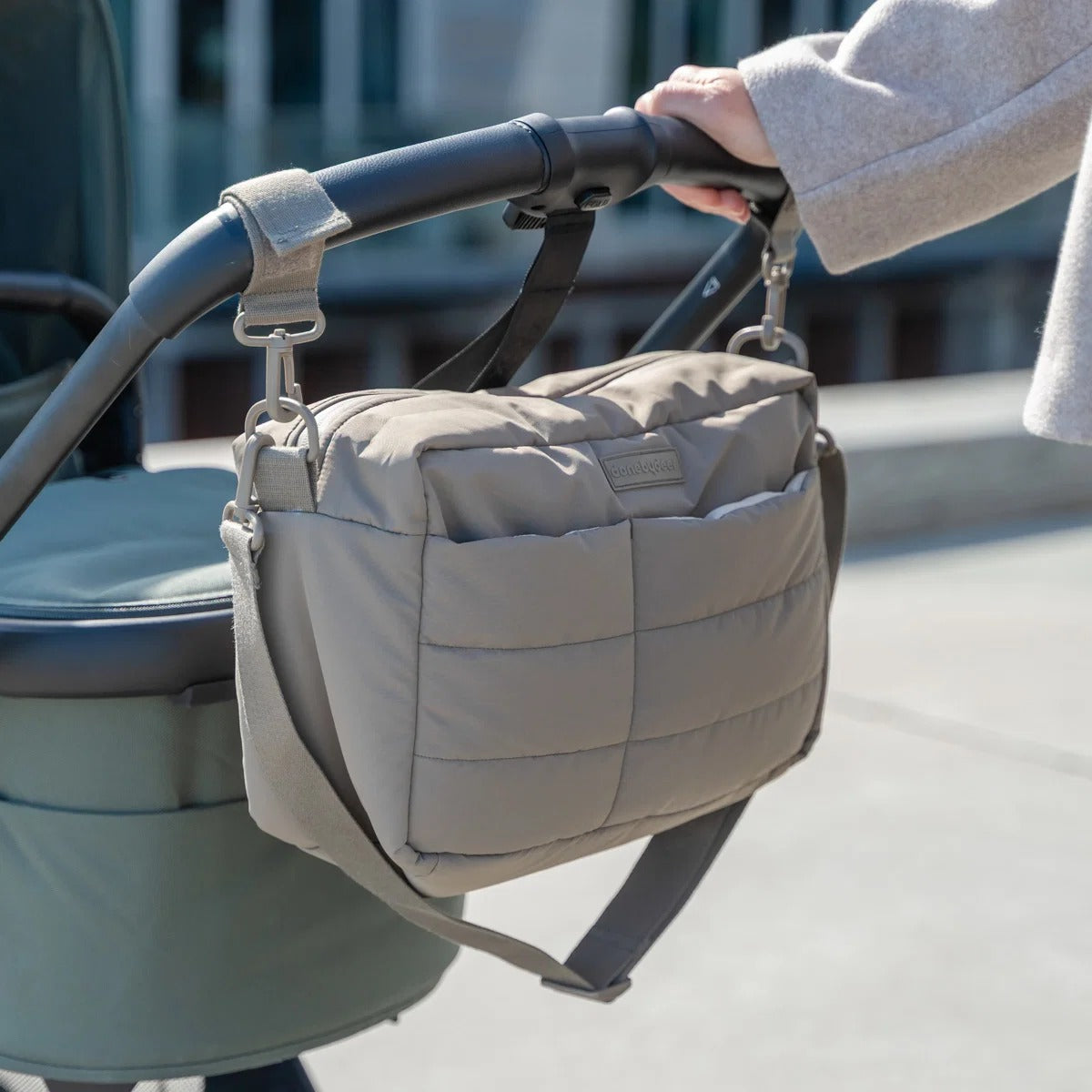 Done by Deer® Prešita torba za voziček Taupe – slika 7