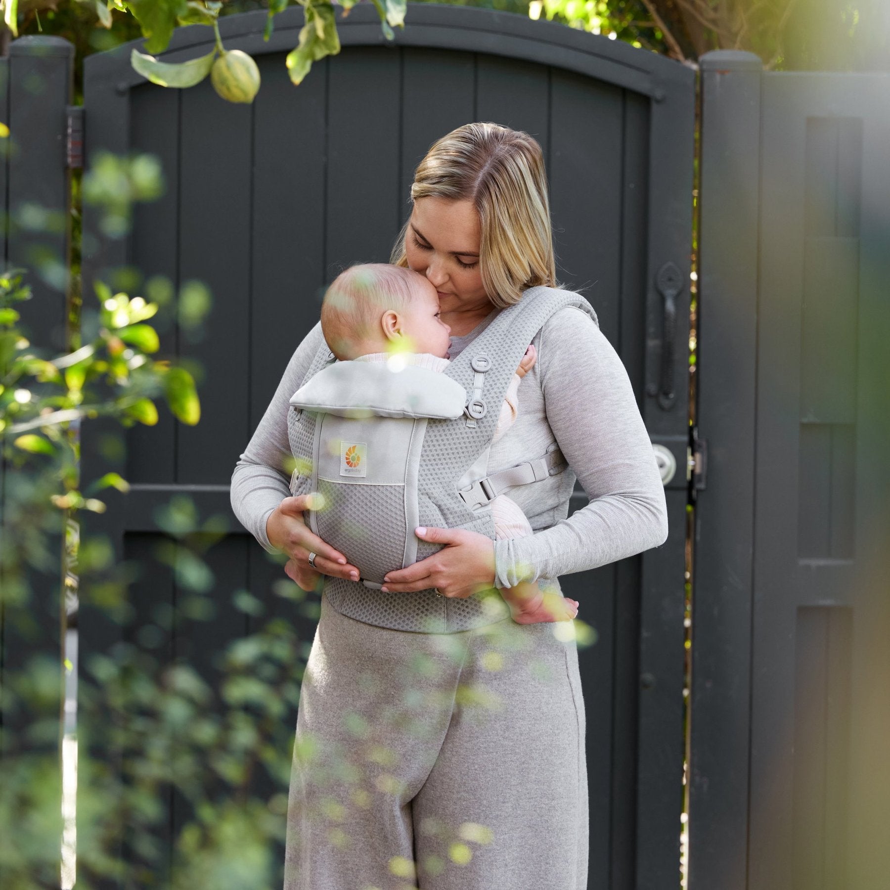 Ergobaby® Nosilka Adapt Soft Flex Mesh Pearl Grey