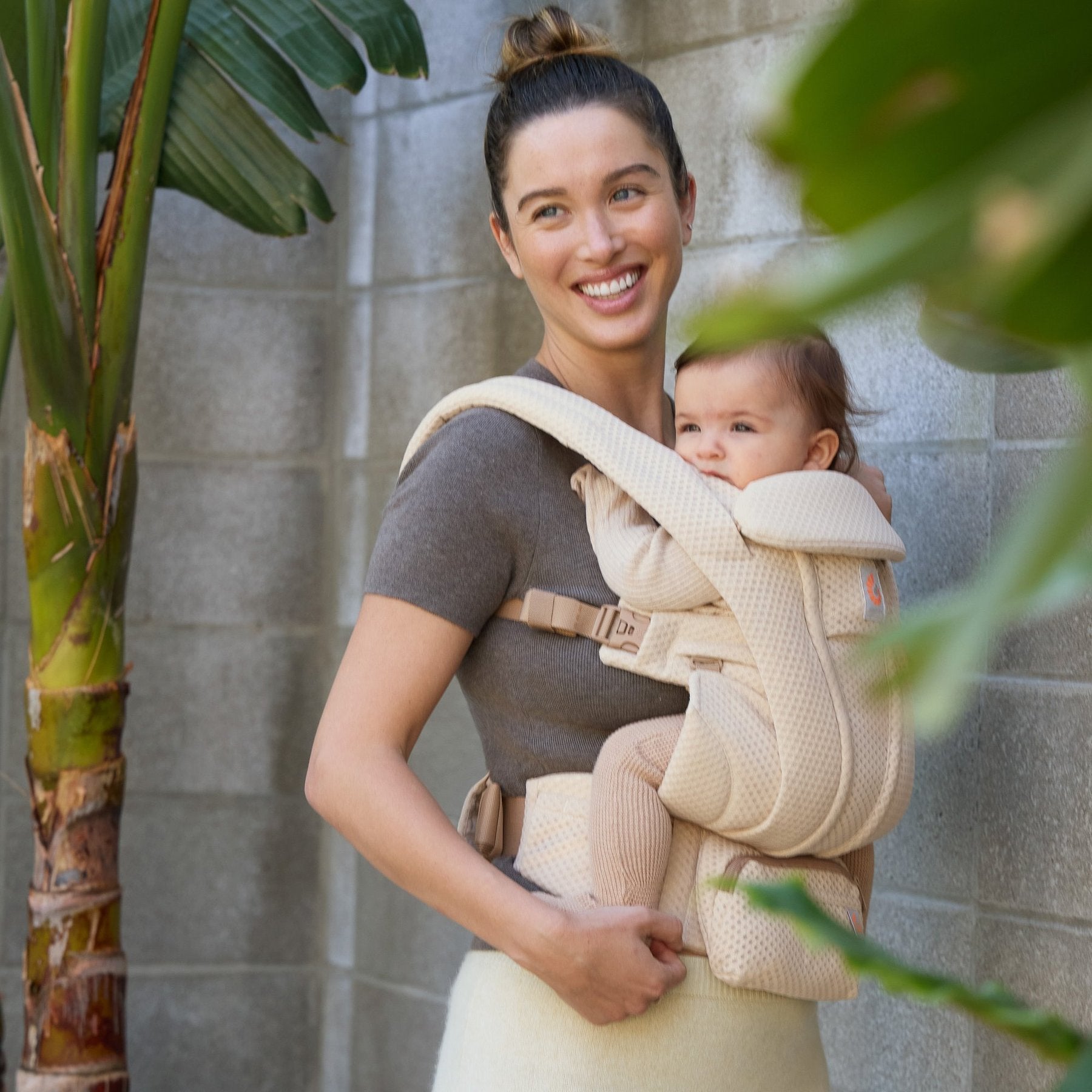 ergobaby Omni Deluxe 抱っこ紐 natural beige Ergobaby® Baby Carrier Omni Deluxe Mesh Natural Beige – Evitas