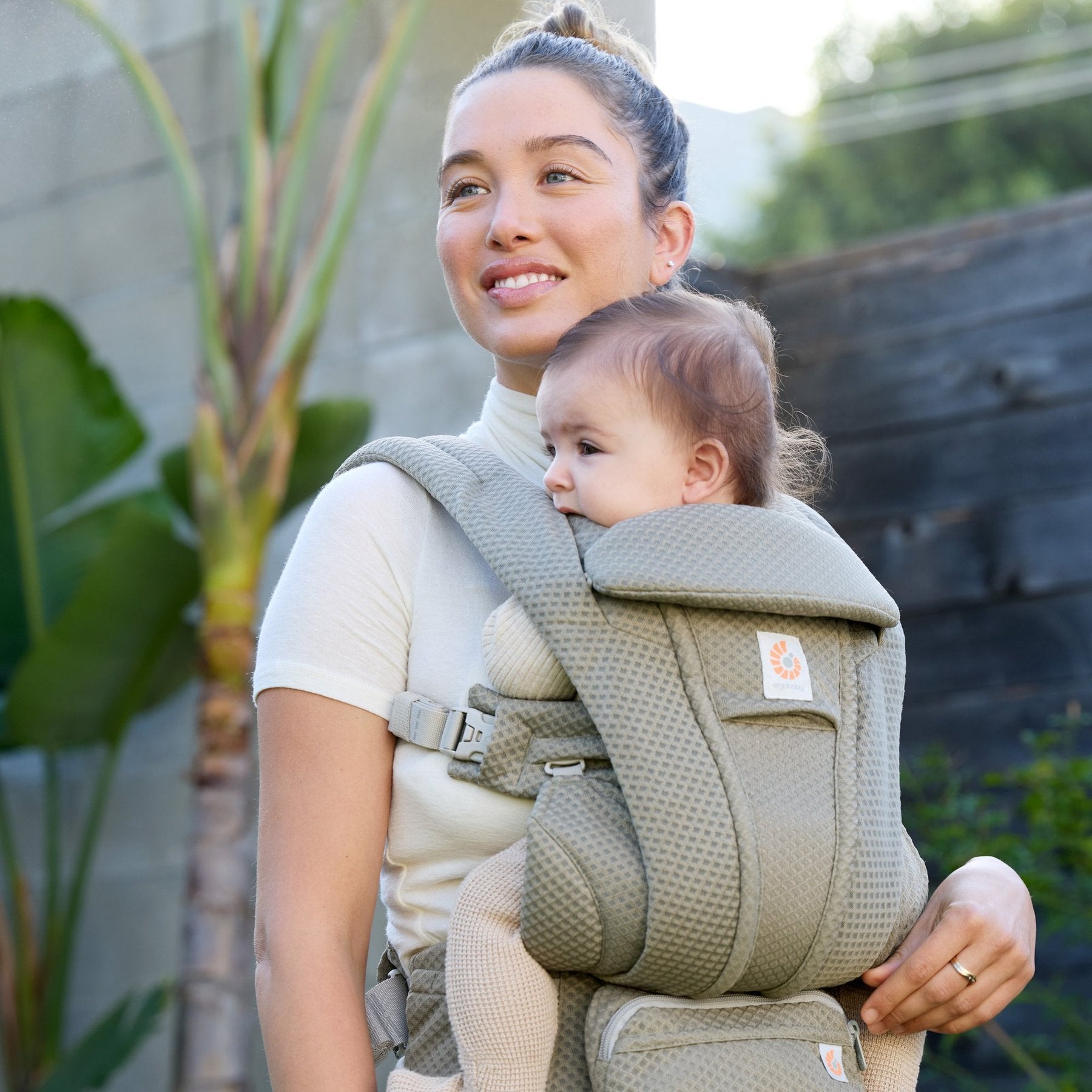 Ergobaby® Baby Carrier Omni Deluxe Mesh Soft Olive – Evitas