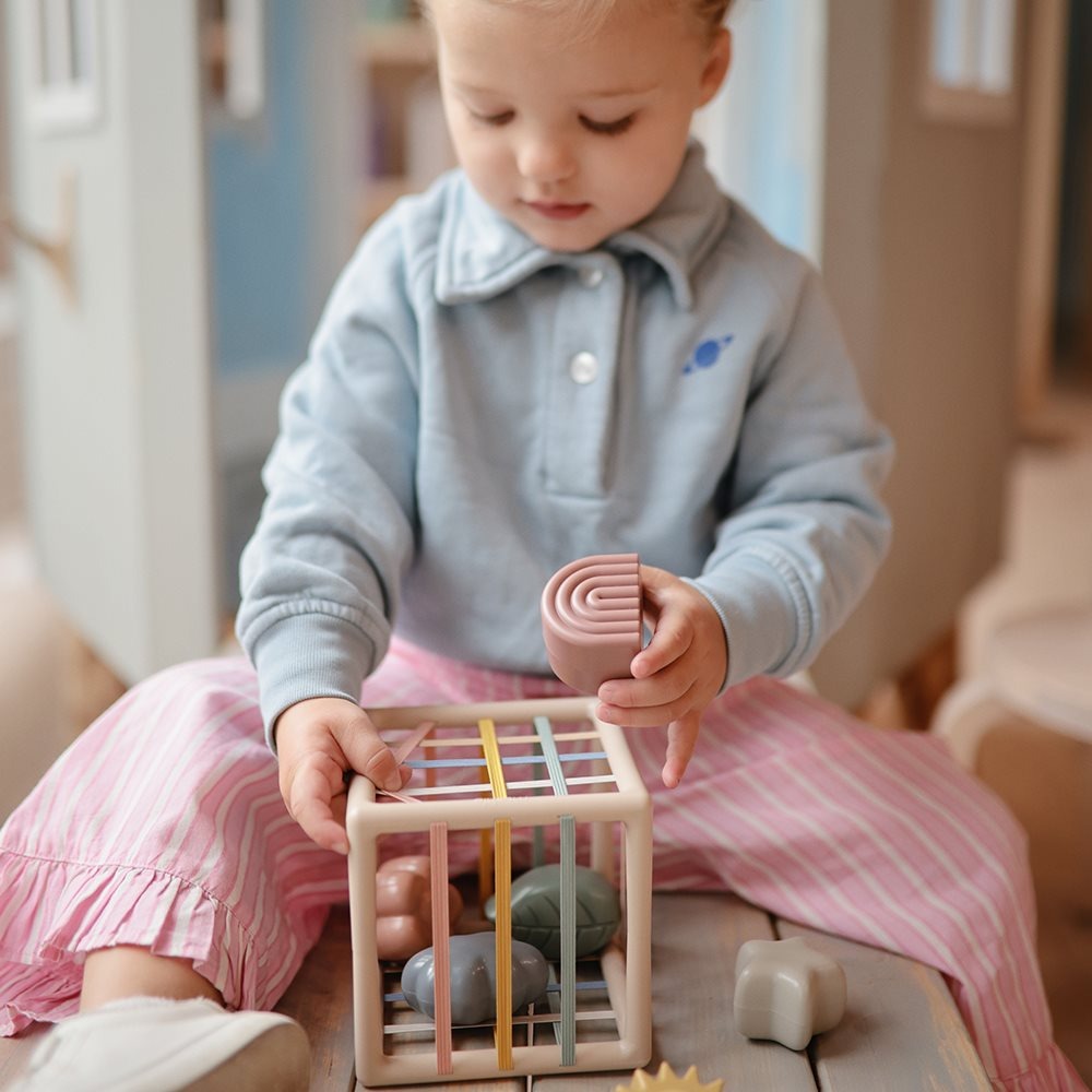 Mushie® Elastična kocka za razvrščanje oblik Mushie