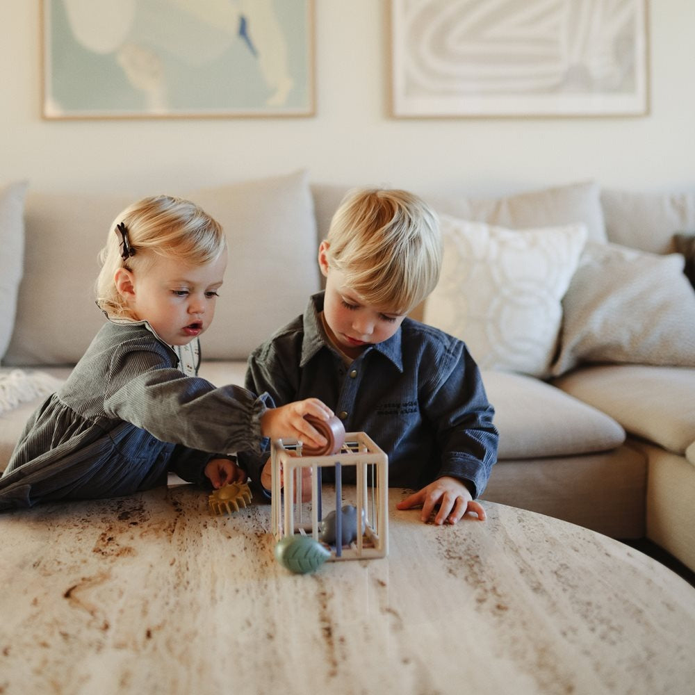 Mushie® Elastična kocka za razvrščanje oblik Mushie