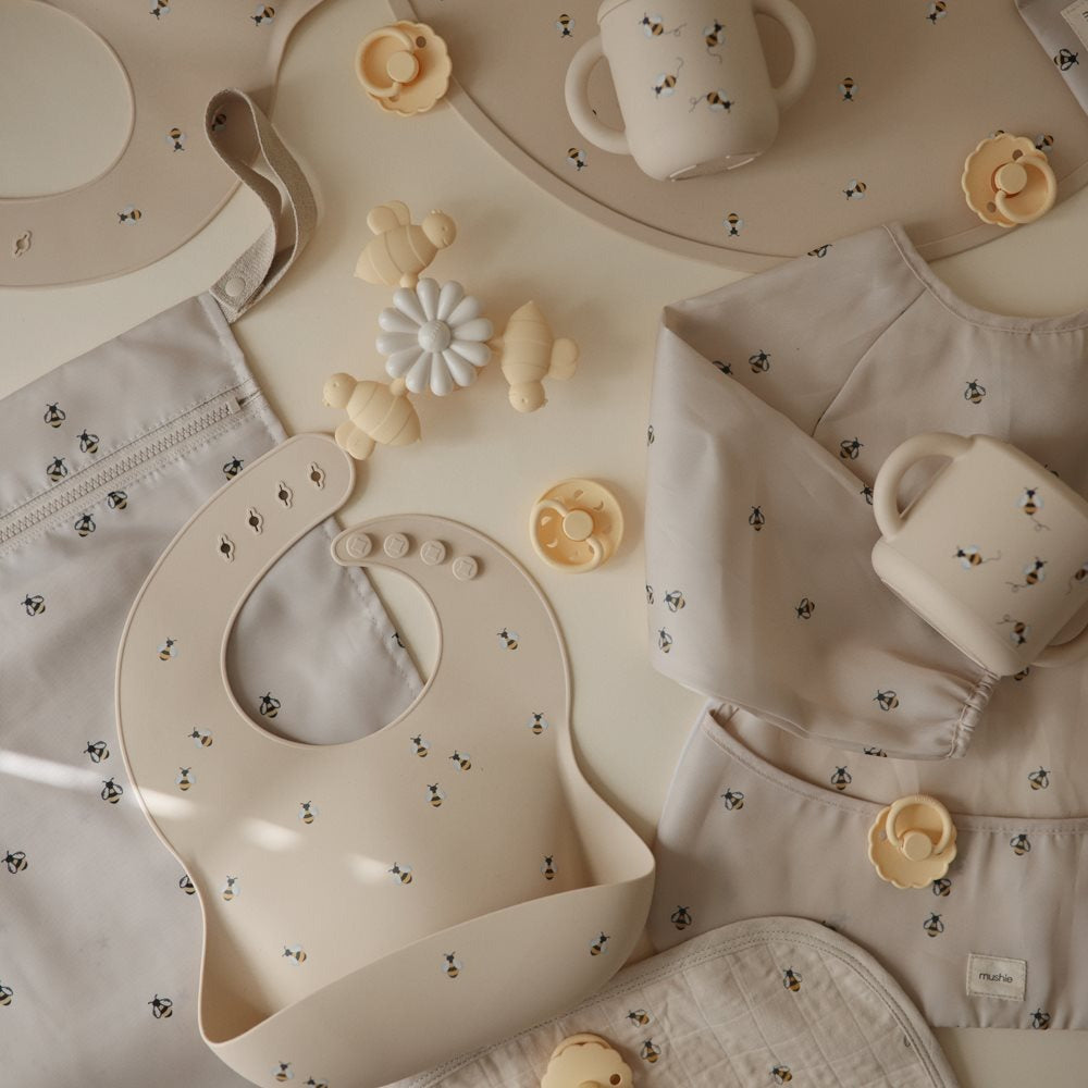 Mushie® Silikonski kozarček s slamico Bees Mushie