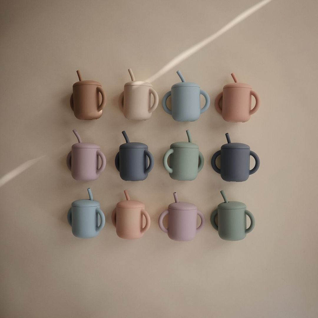 Mushie® Bicchiere in silicone con cannuccia Cambridge Blue