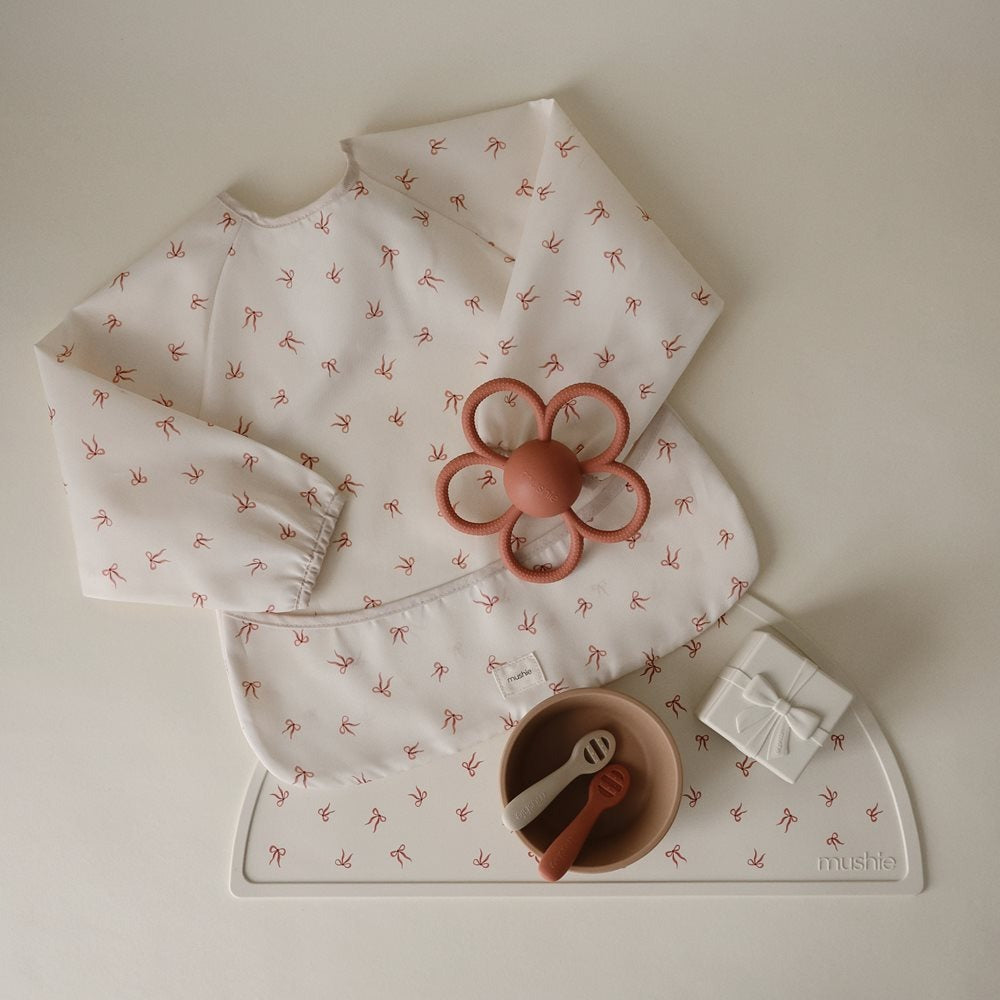 Mushie® Slinček z rokavi Bows Mushie