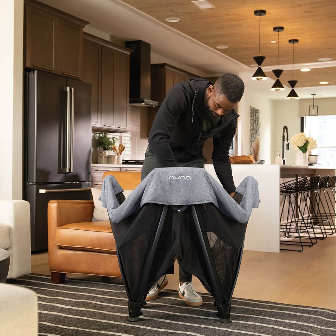 Nuna® Prenosna posteljica Sena™ Aire + rjuha Frost Nuna