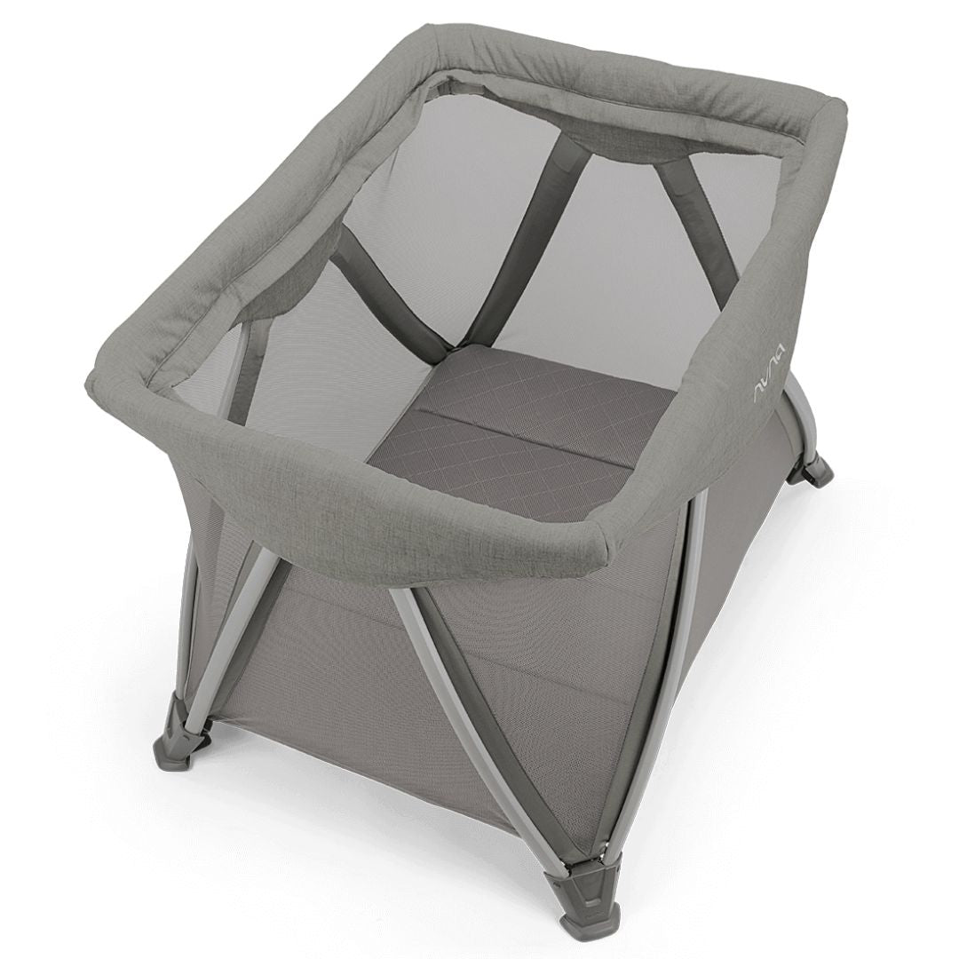 Nuna® Prenosna posteljica Sena™ Aire + rjuha Frost Nuna