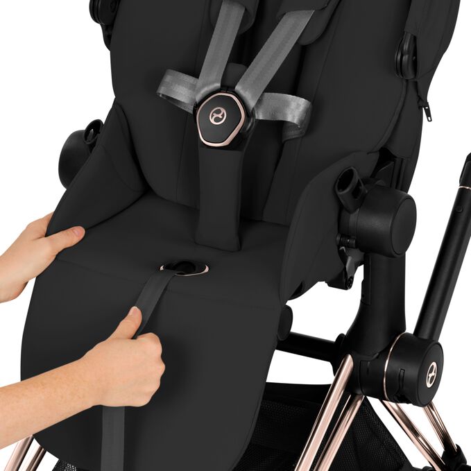 <strong>One-pull harness system</strong>