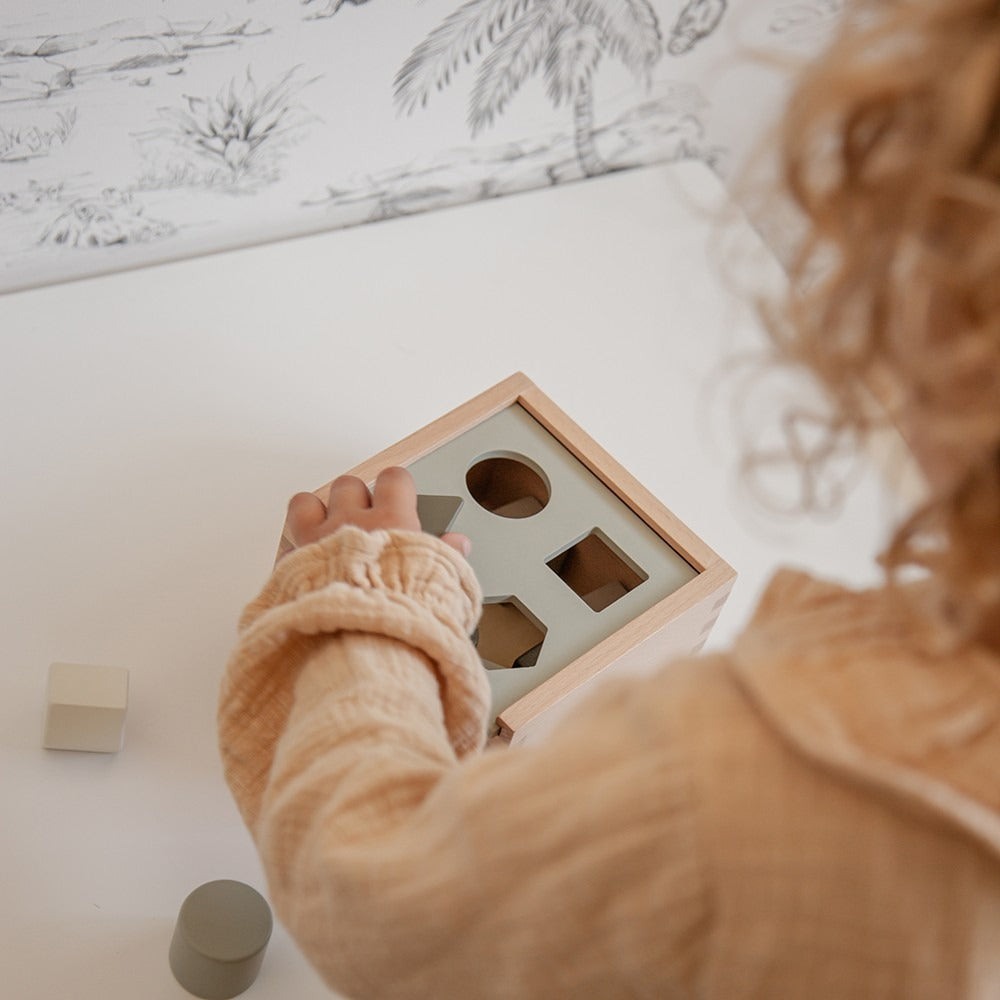 Label Label® Lesena aktivnostna škatla z liki Olive Green Label Label