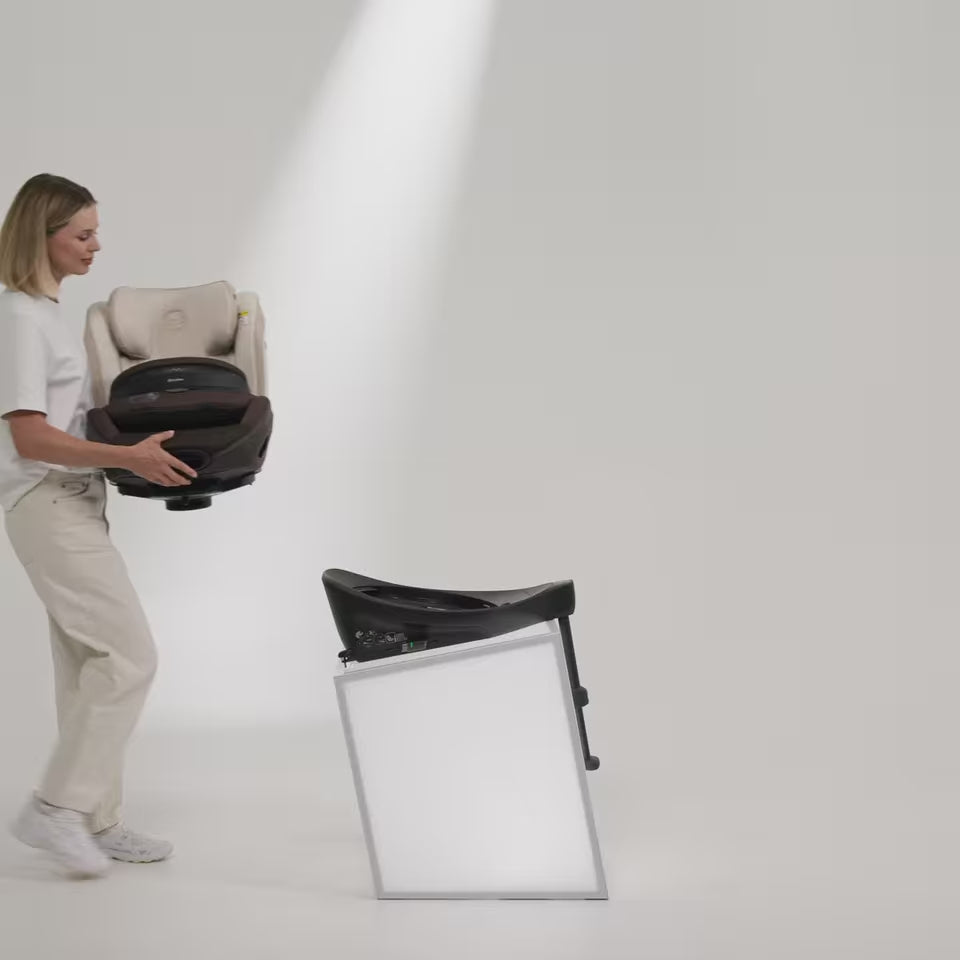 Video laden: Cybex Platinum® Child Car Seat with Airbag Anoris™ S i-Size (76-125 cm) Cozy Beige