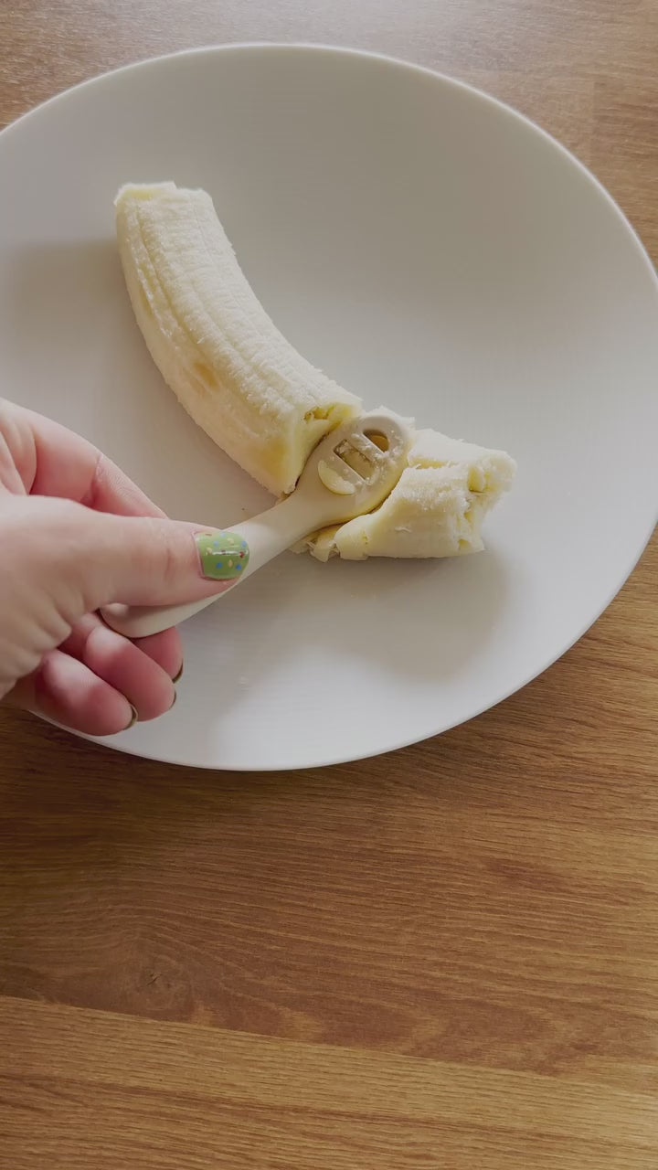 Load video: Mushie® First Feeding Baby Spoons 2-Pack Natural/Shifting Sand