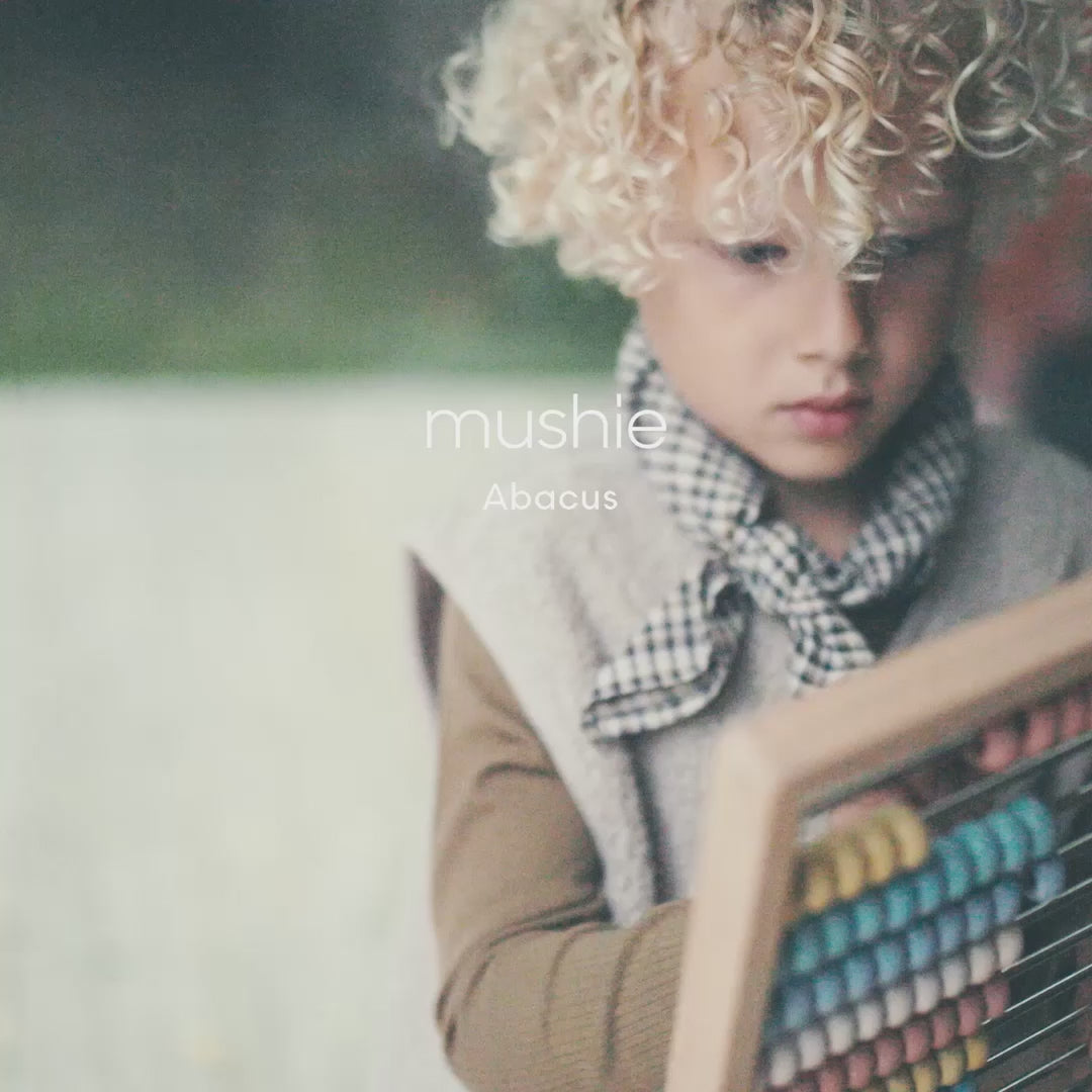 Carica video: Mushie® Abaco in legno