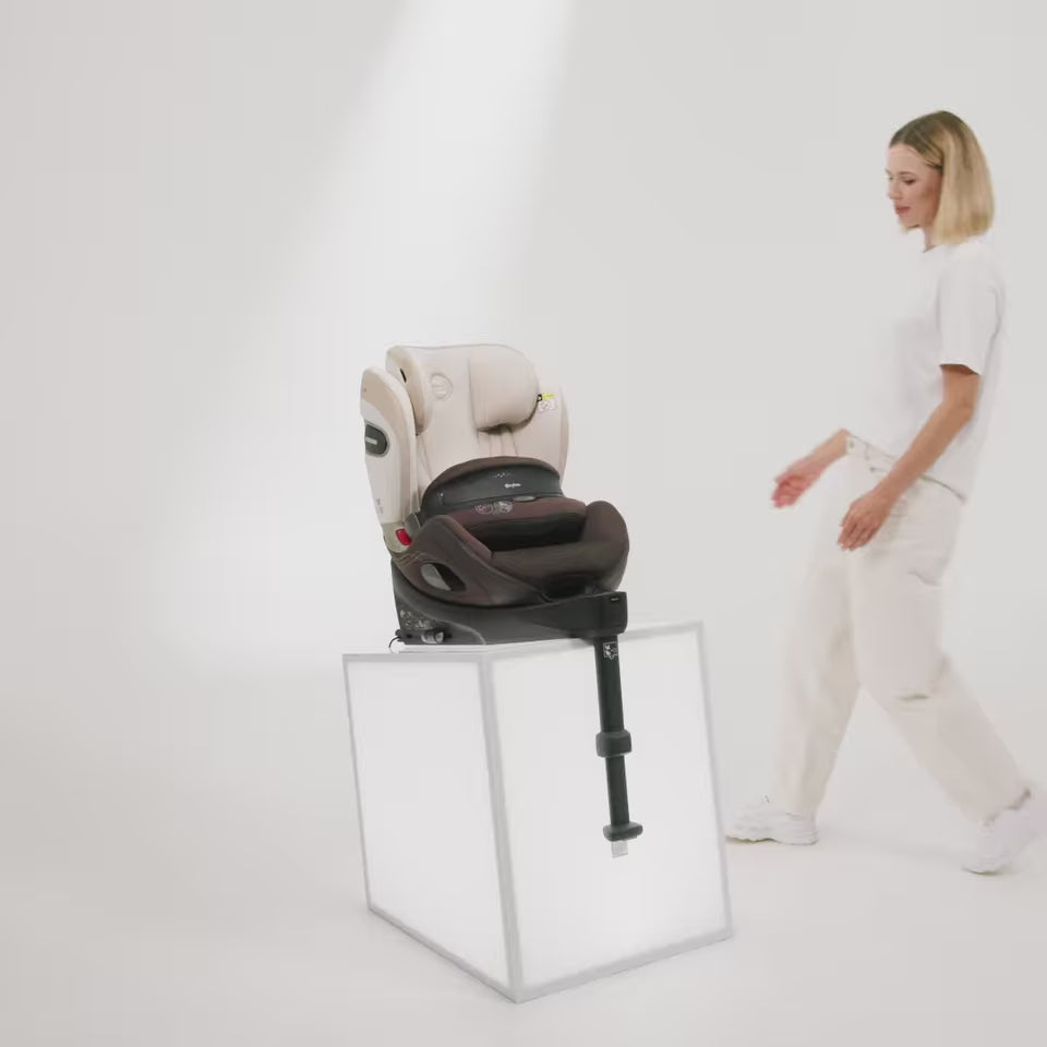 Video laden: Cybex Platinum® Child Car Seat with Airbag Anoris™ S i-Size (76-125 cm) Cozy Beige